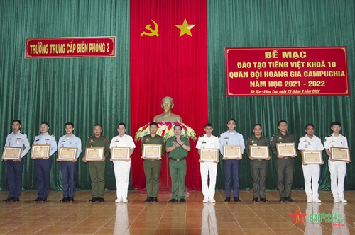 Trường Trung cấp Biên phòng 2 tổ chức bế giảng đào tạo tiếng Việt cho học viên Campuchia 